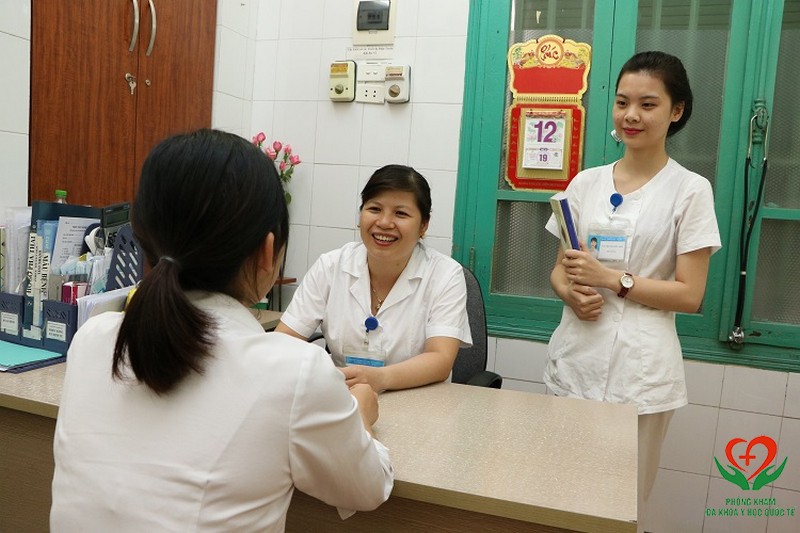 Bác sỹ Hà Thị Huệ thăm khám bệnh nhân